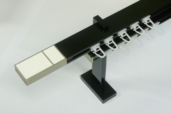 Garnýže SQUARE LINE černá dvouřadá - BOSS bílá kůže